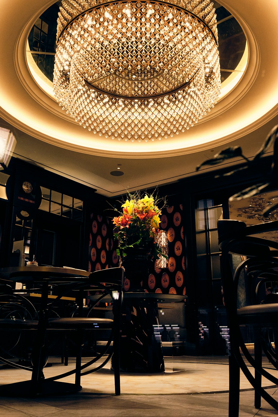Szczegół materiałów i tekstur w wnętrzu restauracji